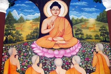 Chua Tu Quang buddhistiske tempel. Shakyamuni Buddha prædiker - lovens hjul - for sine fem disciple. Vung Tau. Vietnam.