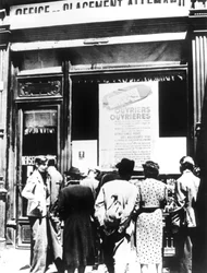 Borgere i Paris uden for et tysk rekrutteringskontor, 1940-1944