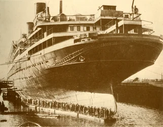 Rengøring af Hull of the Majestic i tørdok, c1930.