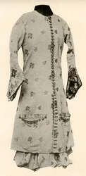 Frakke og helbukser af brun brokade med blomster og blade, c1670, 1937.