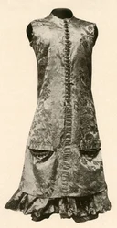 Frakke og helbukser af mørkerød blomstret silke, 1681, 1937.