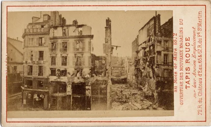 Commune de Paris (1871): åbning af stormagasinerne i Carpet Rouge, et reklamekort, der viser bygningen et år før, i ruiner under kommunen. Print på pap Dim. 6,3x10 cm