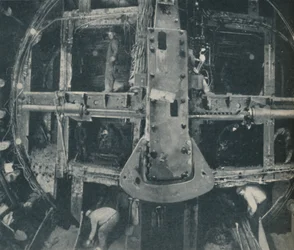 Sammensat storhovedskjold, der ødelægger en barriere mellem to lande, c1935