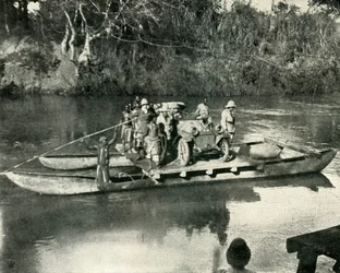 Transport af motortransport over Mbaka-floden, Tysk Østafrika, 1919.