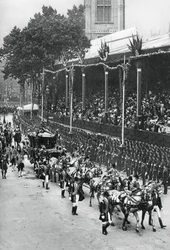Kroningsprocession for George 5. og dronning Mary nær Westminster Abbey, 22. juni 1911, 1937
