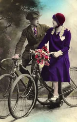 Par gående på cykel