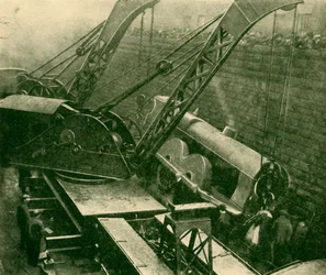Kraner på arbejde efter en ulykke, 1930.