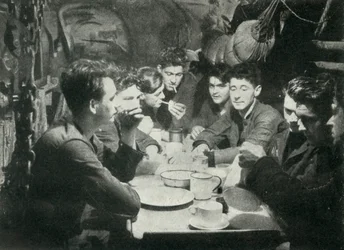 Besætning på en britisk ubåd i messerummet, Anden Verdenskrig, 1945.