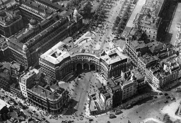 Folkemængder samles i The Mall for trooping of the colour, London, 1926-1927