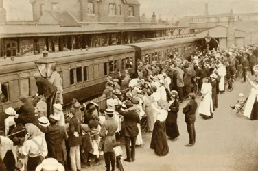 Folkemængder vinker af tropper, der rejser for at kæmpe i Første Verdenskrig, Storbritannien, 1914, 1935.