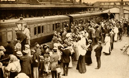 Folkemængder vinker af tropper, der rejser for at kæmpe i Første Verdenskrig, Storbritannien, 1914, 1933.