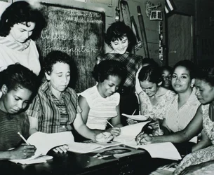 Den cubanske revolution: kvinder, der deltager i de uddannelsesprogrammer, der blev oprettet af Fidel Castros alfabetiseringskampagne på landet, begyndelsen af 1960