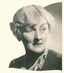 Slutapplaus for Sybil Thorndike: En cocktail, hvori Booths spiller en hovedrolle, modtager en enth