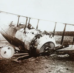 Død pilot i nedskudt Salmson-fly, c1914-c1918