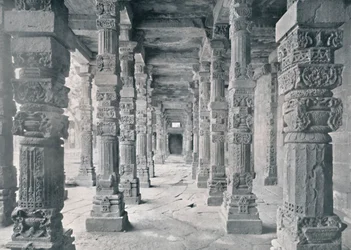 Delhi. Korridor af hinduistiske søjler i Kutub-moskeen, c1910.