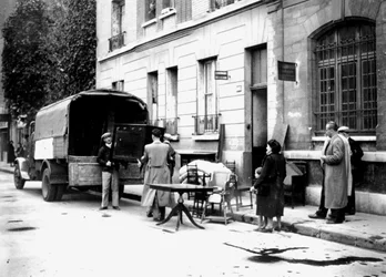 Levering af møbler konfiskeret fra jøder til ofre for RAF-bombning, Paris, april 1942