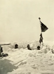 Gravning for at fastslå dybden af sne, der dækker et depot, c1908, 1909.
