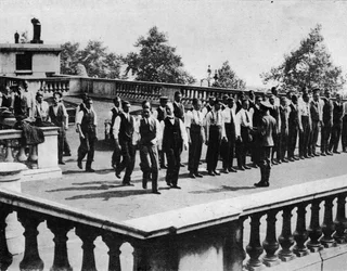 Borende rekrutter på taget af Somerset House, London, 1914