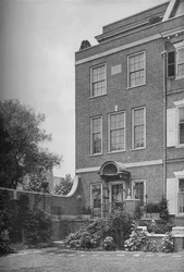 Østfront med terrasse og havelåge, hus til fru WK Vanderbilt, New York City, 1924