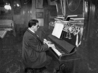 Edouard Herriot, fransk radikal politiker, spiller klaver, 1925