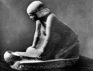 Egyptisk gravfigur af en kvinde, der maler majs ved hjælp af en sadel quern, c2500 f.Kr.