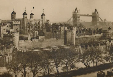Bekæmpede volde i Tower of London set på etager fra de høje varehuse i Tower Hill