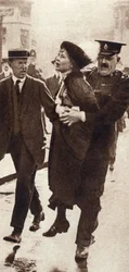Emmeline Pankhurst arresteret af superintendent Rolfe uden for Buckingham Palace, London, maj 1914