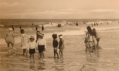 Børn ved Badet, Børn der bader, c1900.