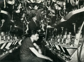 Maskinrum i en britisk ubåd, Anden Verdenskrig, 1945.