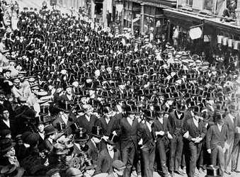 Eton Boys lytter til læsningen af proklamationen på Windsor Bridge, Berkshire, 1910
