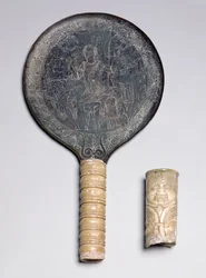 Etruskisk elfenbenshåndtaget spejl med indgraveret dekoration, der forestiller Odysseus truende kreds; Ivory Gorgoneion-håndtag, 4. århundrede f.Kr. (bronze og elfenben)