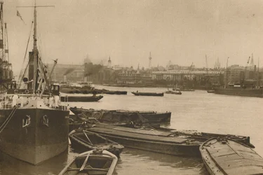 Trofaste skibe, der tjener Londons behov: Poolen fra Custom House til Billingsgate, c1935.