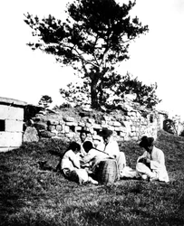 Familie nyder en picnic, Korea, 1900
