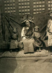 Familie til guvernøren i Tingri, c1918-c1939.