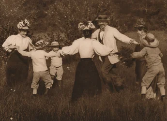Familie spiller spil på en mark, 1937
