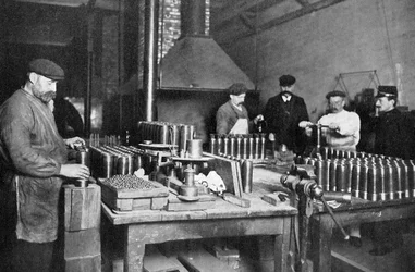 Fyldning af granatsplinter i en britisk ammunitionsfabrik, Første Verdenskrig, 1914-1918