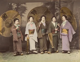 [Fem japanske kvinder i traditionel kjole med parasoller], 1870