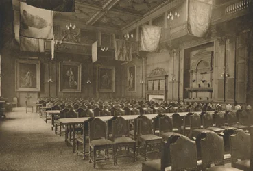 Flaghængt store sal, hvor det magtfulde købmandsselskab holder sine banketter, c1935.