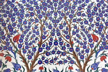 Blomster. En af de 80 Iznikpaneler - højt dekorerede keramiske fliser populære i det 16. århundrede - som er tydeligt i Istanbuls kejserlige og religiøse bygninger. Sheikh Zayed-moskeen. 1995. Emiratet Abu Dhabi