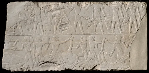 Fragment af en gravmur, der skildrer offerbærere og slagtere, Egypten, Det gamle kongerige, midt i dynastiet...