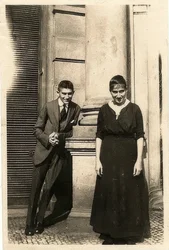 Franz Kafka med sin søster Ottla foran Oppelt-huset i Prag, omkring 1914