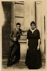 Franz Kafka med sin søster Ottla før Oppelt House i Prag
