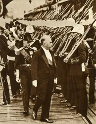 Den franske præsident Raymond Poincaré med Edward, Prince of Wales, i Portsmouth, juni 1913, 1935.