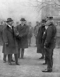 Den franske præsident Raymond Poincare møder general Joseph Joffre, 1914.