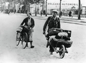Franske flygtninge vender hjem efter Frankrigs fald til tyskerne, Paris, juli 1940