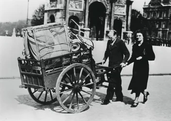 Franske flygtninge vender hjem efter Frankrigs fald til tyskerne, Paris, juli 1940