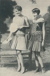 Kjoler af strimler af træ, c1935