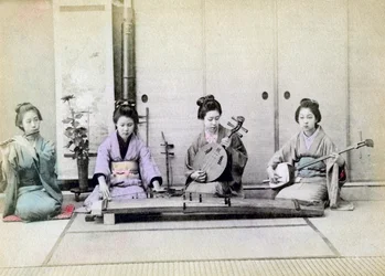 Geisha, der spiller traditionelle musikinstrumenter, Japan, 1880