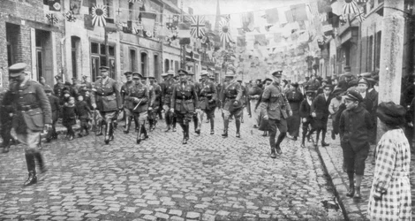 General Currie og canadiske tropper går gennem en befriet by, 27. oktober 1918