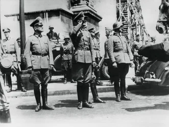 General von Bock hylder tyske tropper, der paraderer forbi Triumfbuen, Paris, 14. juni 1940